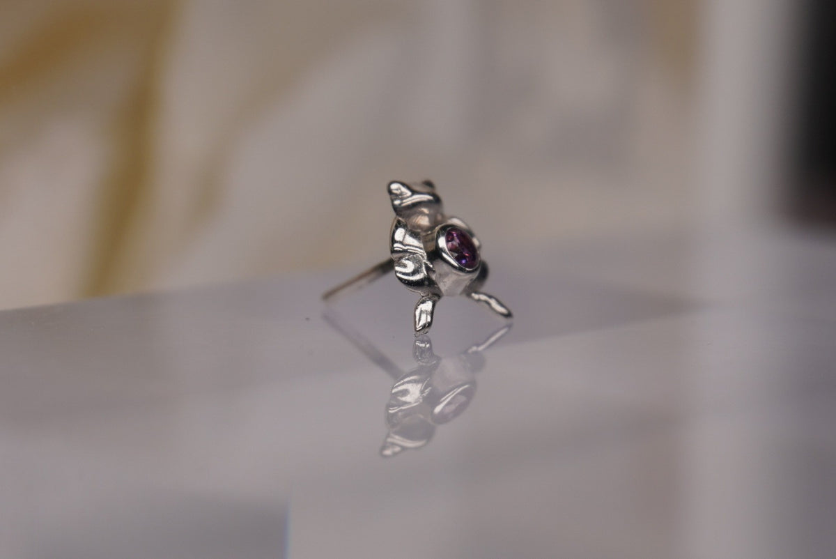 Frog in Gold in white gold side view