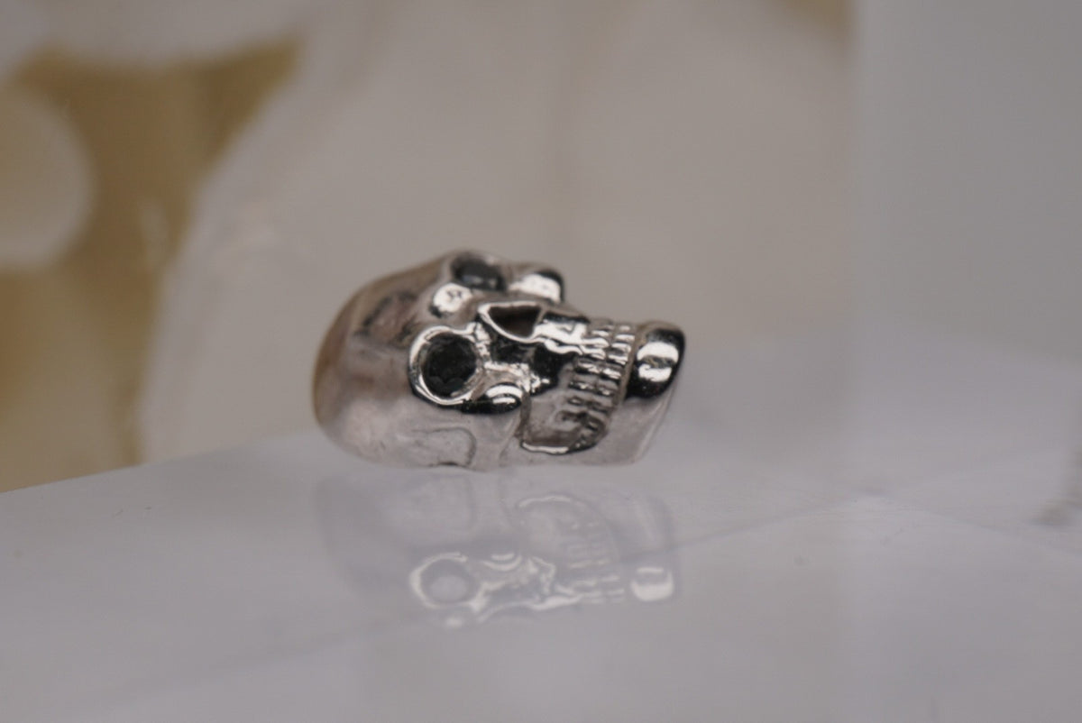 Flat Skull with Black Diamond Eyes- 10mm on its side