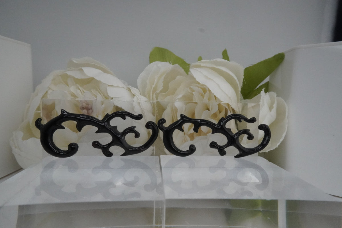 6g Black Thorn Wood Hangers