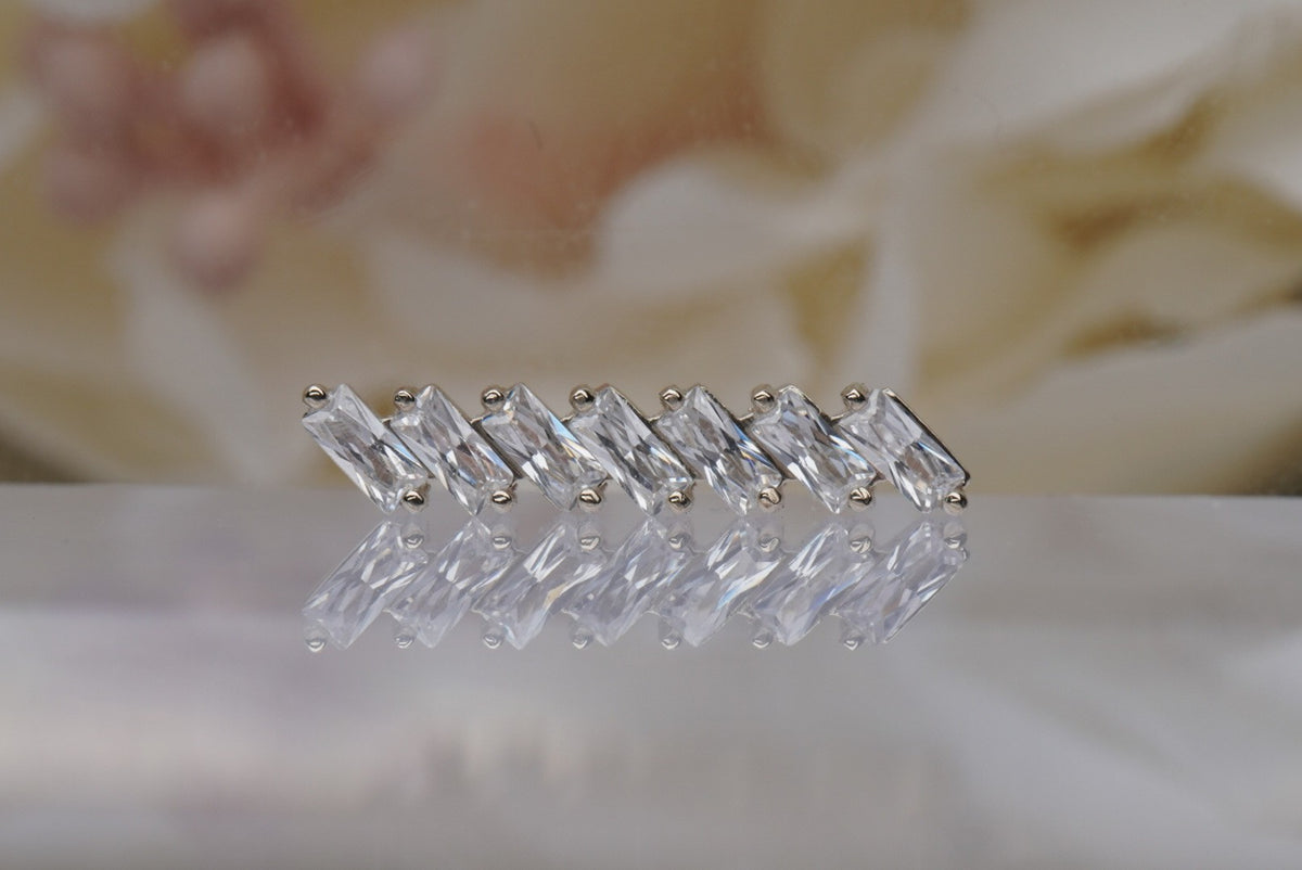 vPhoto of 14k gold “Baguette Cascade” threadless end in white gold, front view