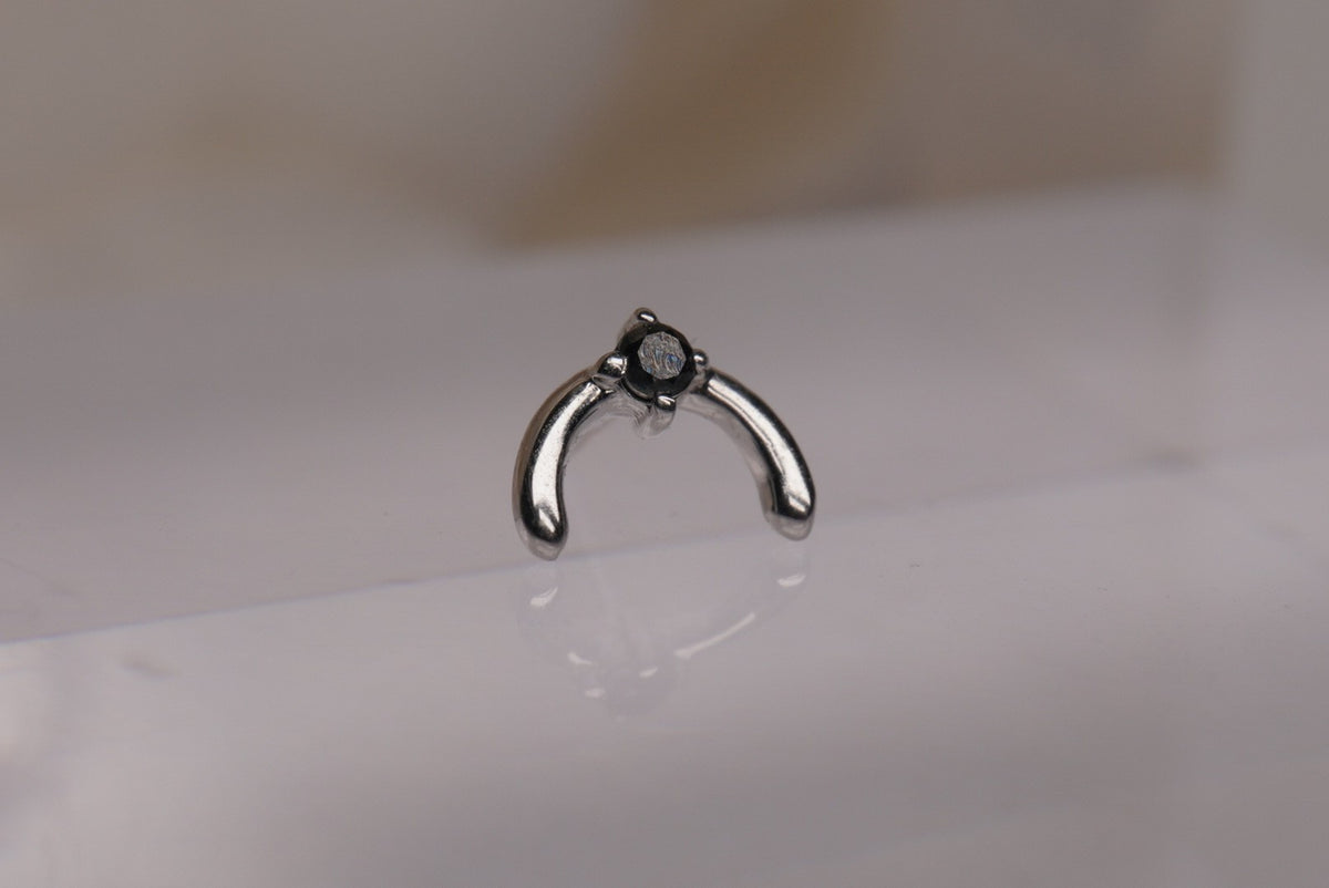 Tawapa 14k white gold “Arc” threadless top, featuring genuine black diamonds side view