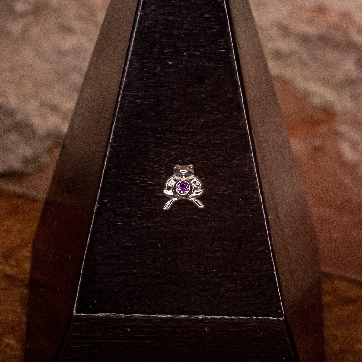 Frog in Gold in white gold with pink crystals