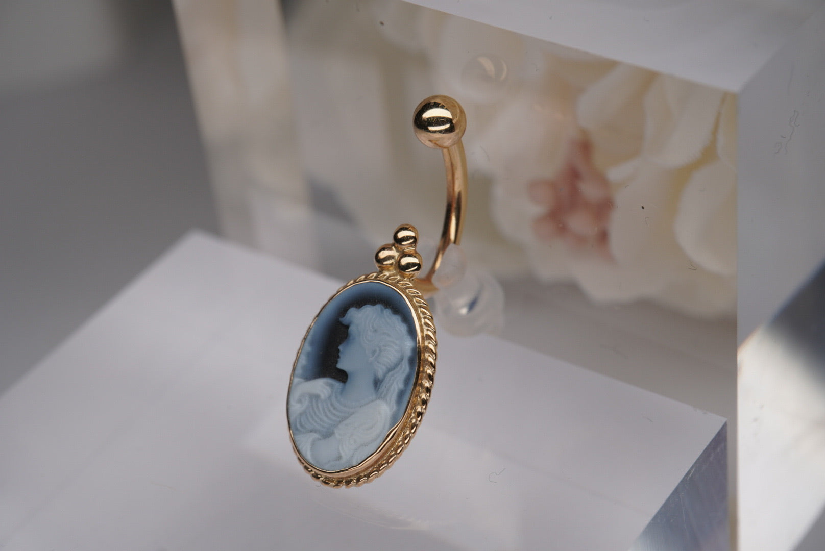 Cameo in Yellow Gold Navel
