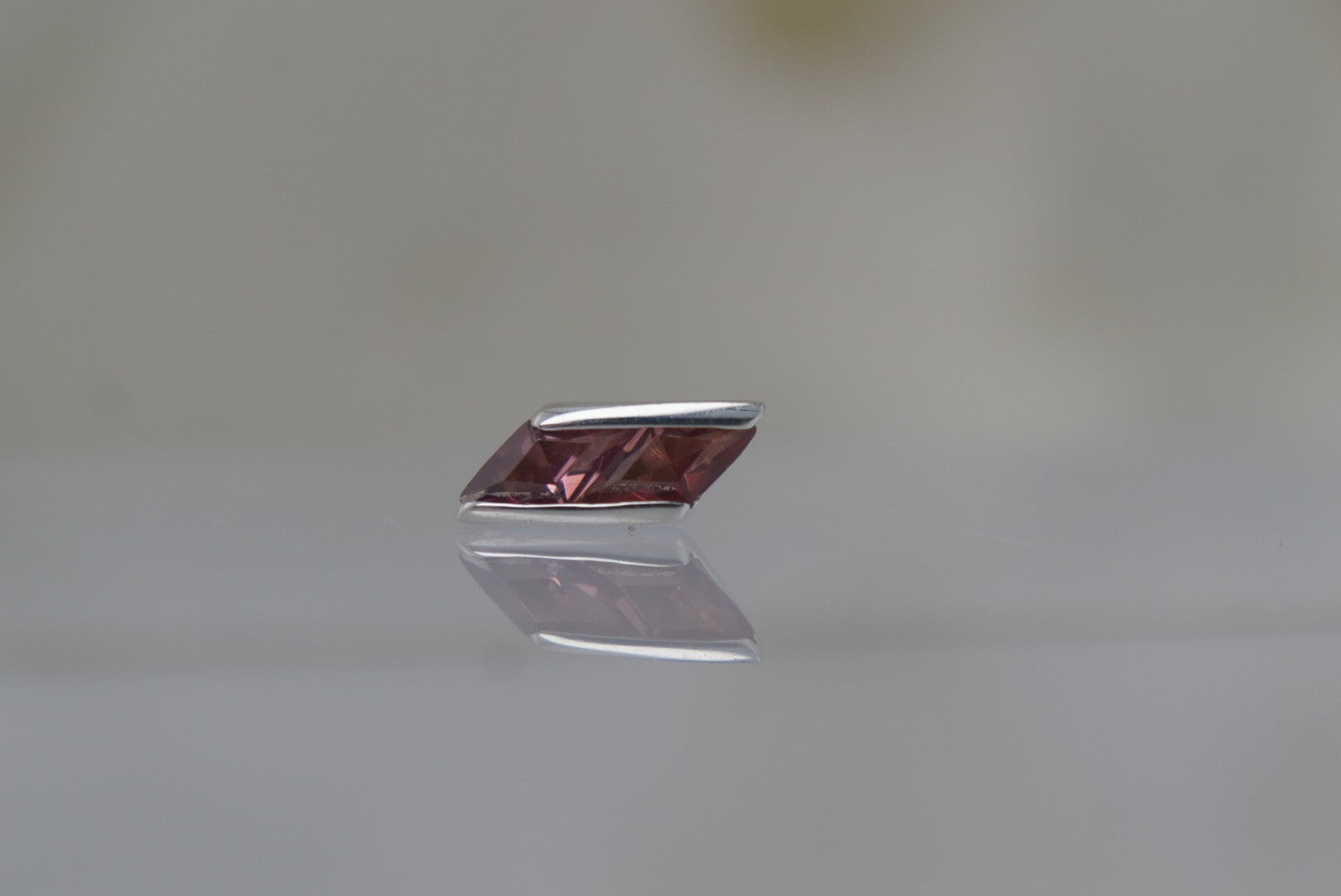 Joia with Garnet