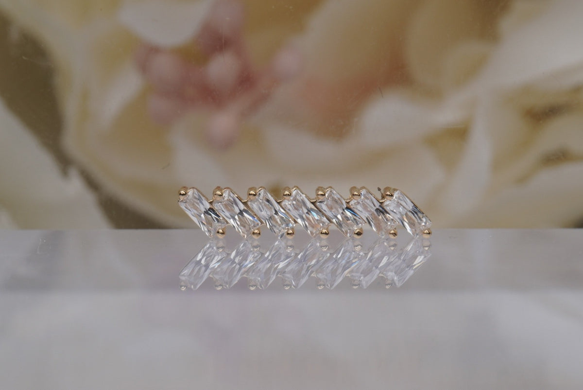 vPhoto of 14k gold “Baguette Cascade” threadless end in yellow gold, front view