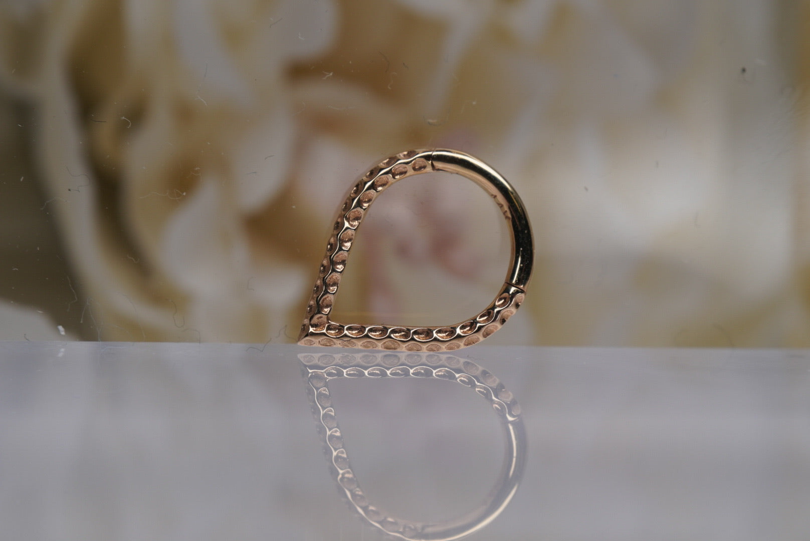 Hammered V Clicker in Yellow Gold