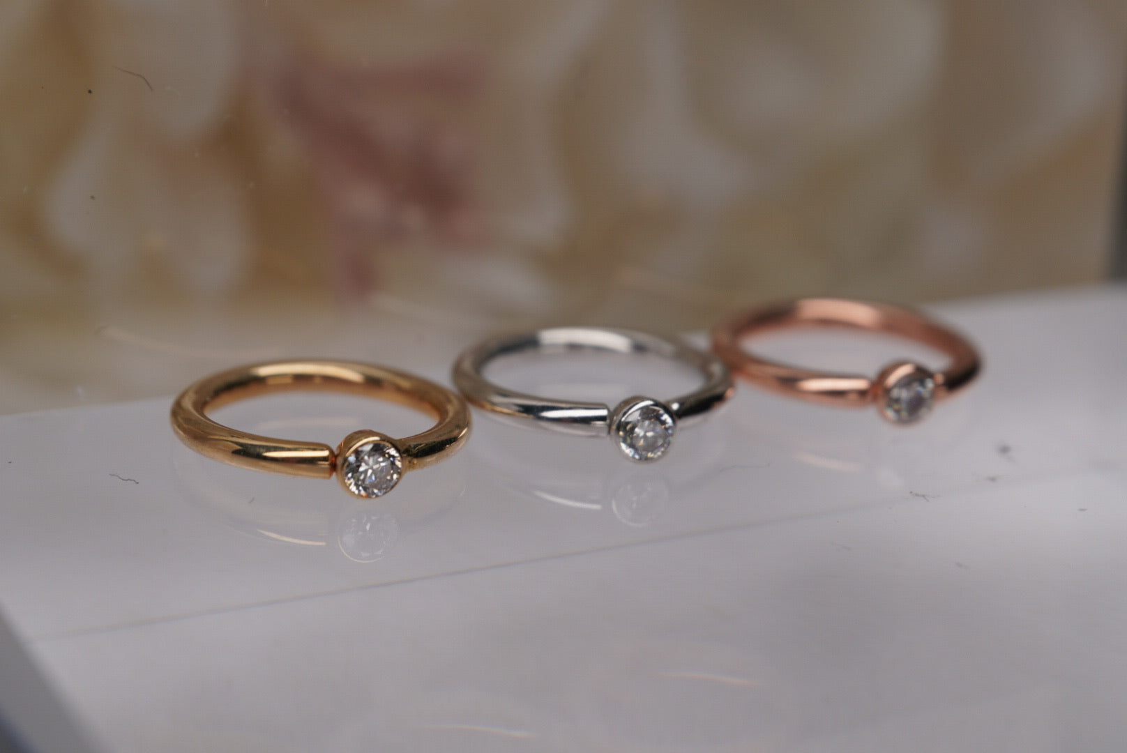 18g Side Facing Gem Ring in Gold