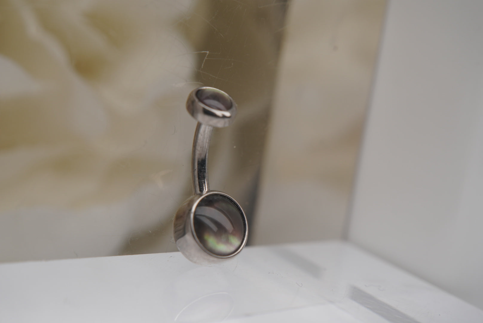 Black Mother of Pearl Navel in a Bezel Setting (4mm/6mm)