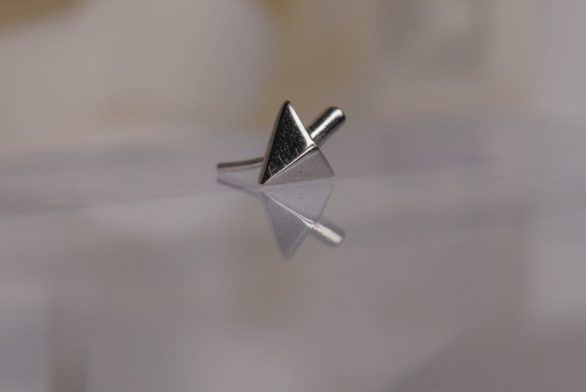 Tawapa 14k white gold “Arrowhead” threadless top, side view