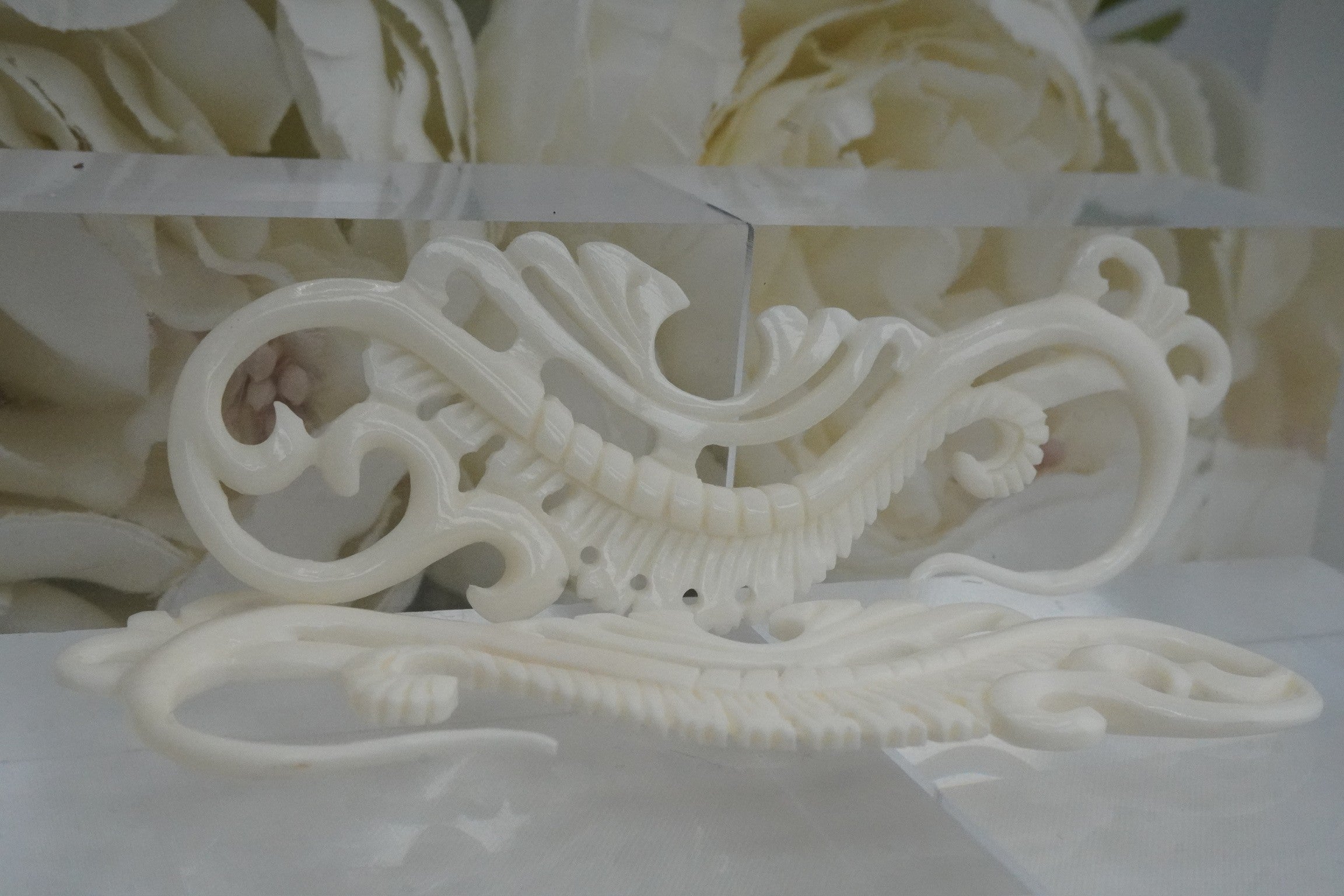 Filigree Seahorses in White Horn - 10g