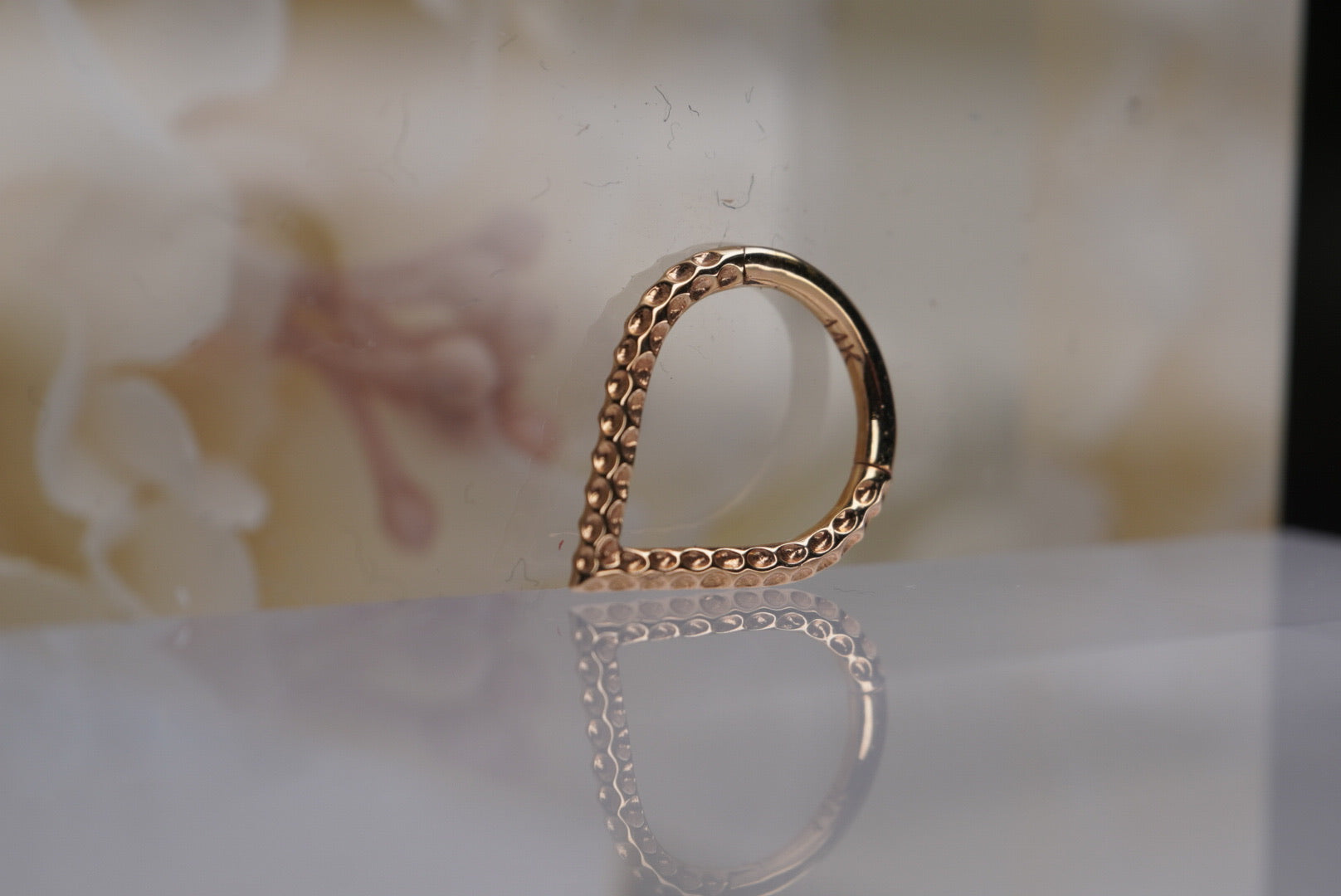 Hammered V Clicker in Yellow Gold