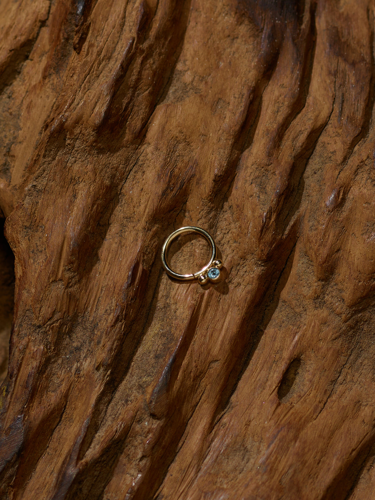 Oberon BVLA in yellow gold far away photo
