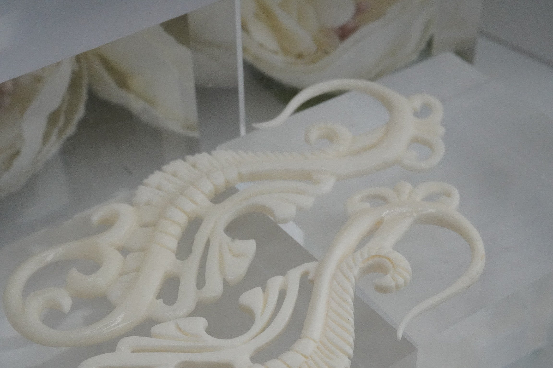 Filigree Seahorses in White Horn - 10g