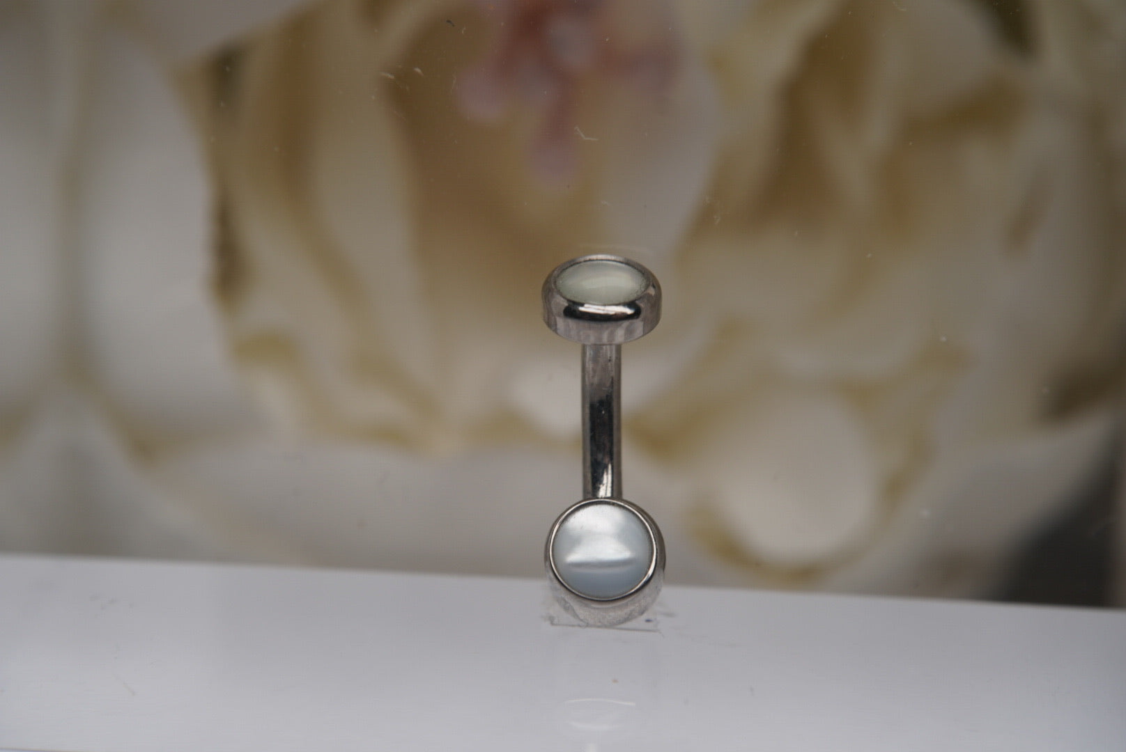 White Mother of Pearl Navel in a Bezel Setting (4mm/4mm)