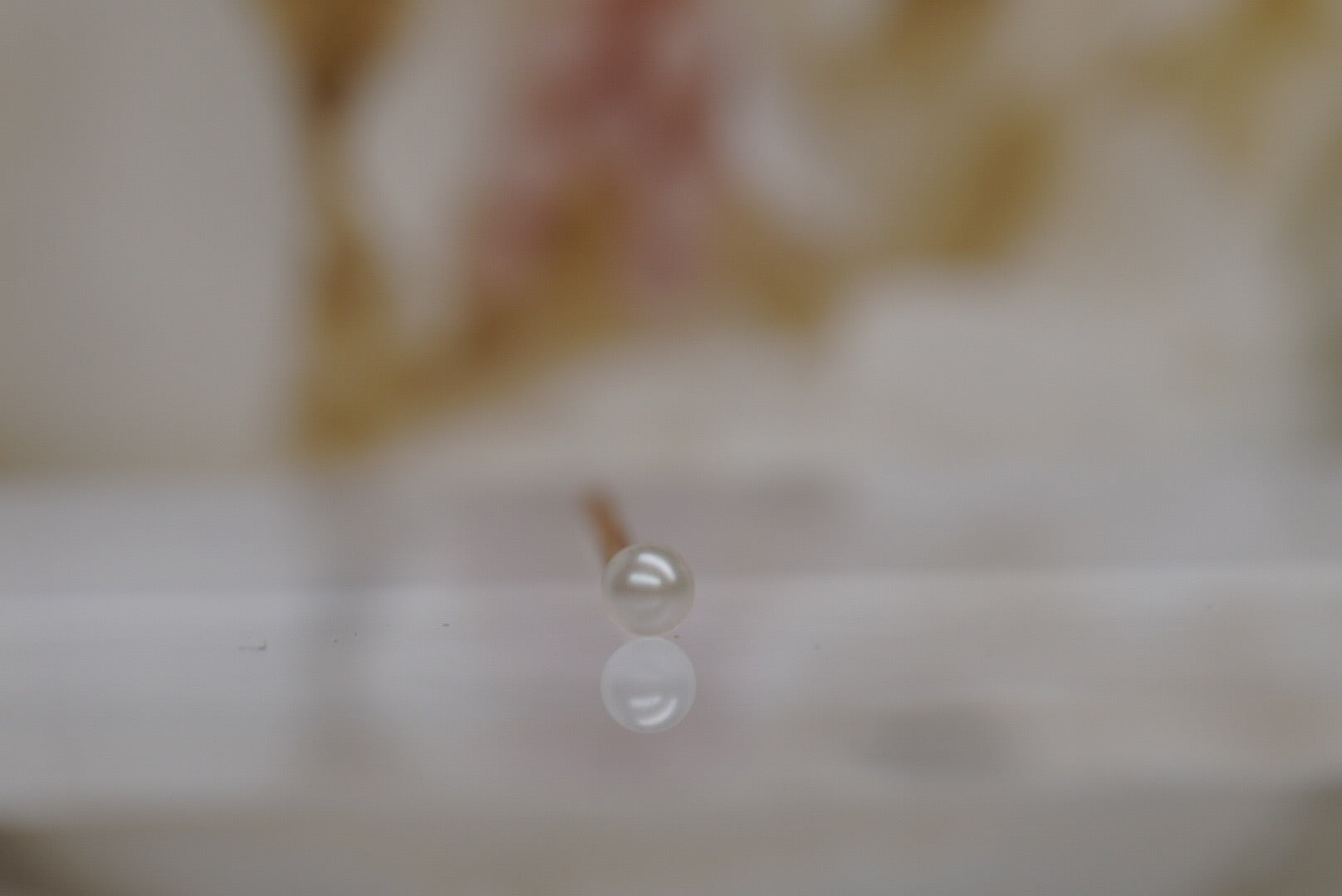 Pearl Nostril Screw in Yellow Gold