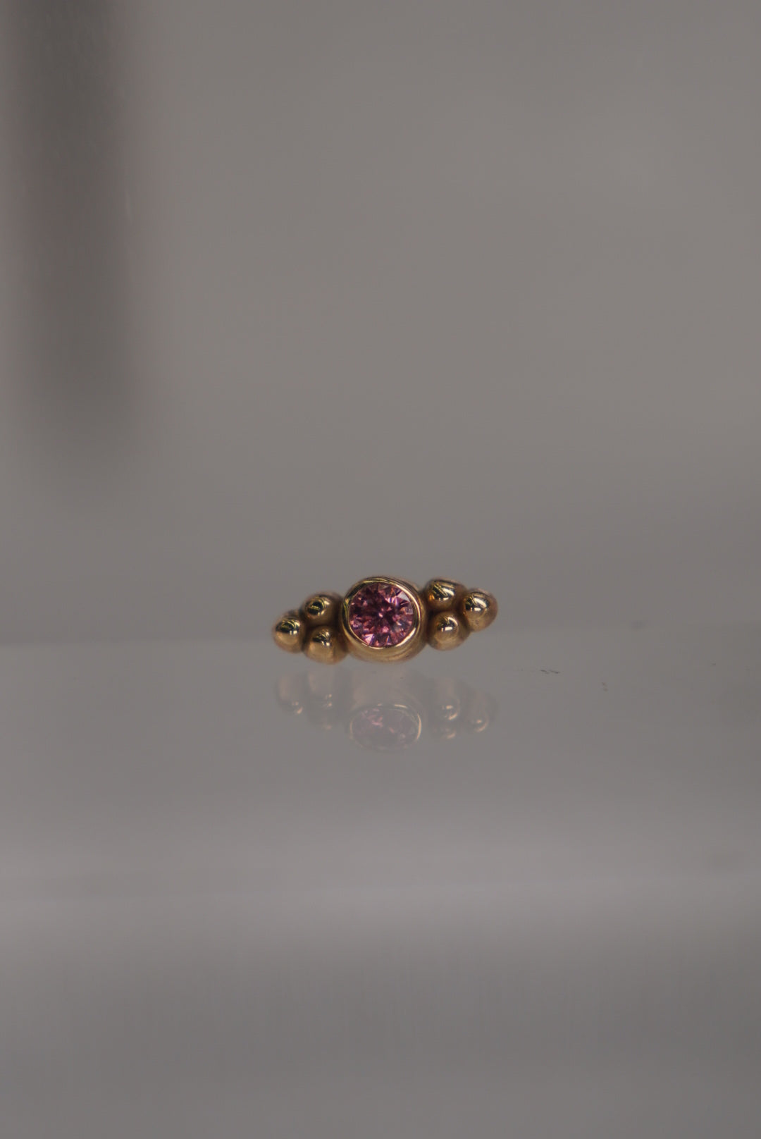 6-Bead Accent in Yellow Gold (Dark pink)