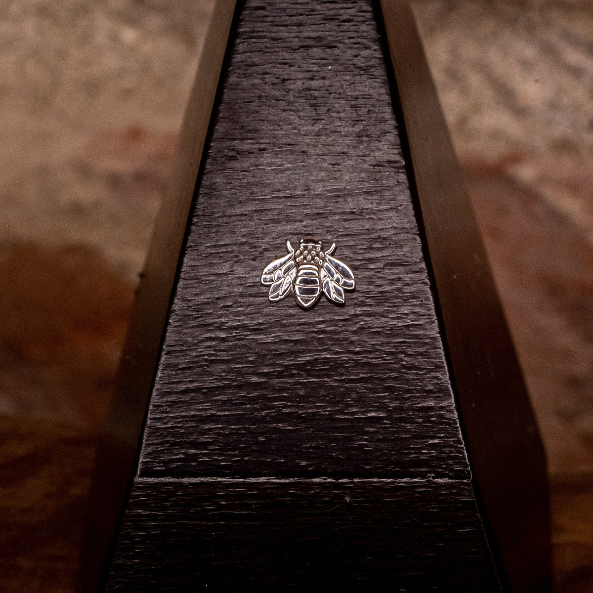 Bee Nostril Screw in White Gold