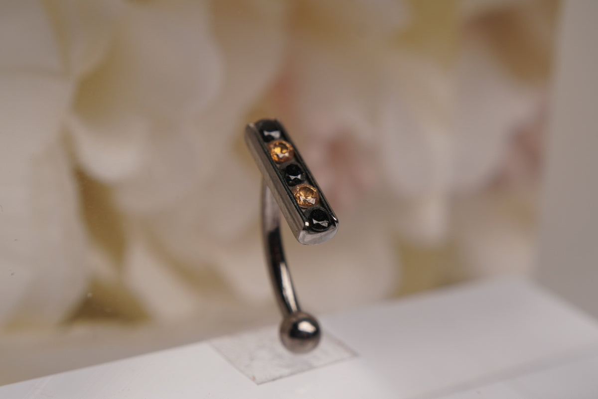 5-Gem Top Hanging with black and orange Crystals in 14g