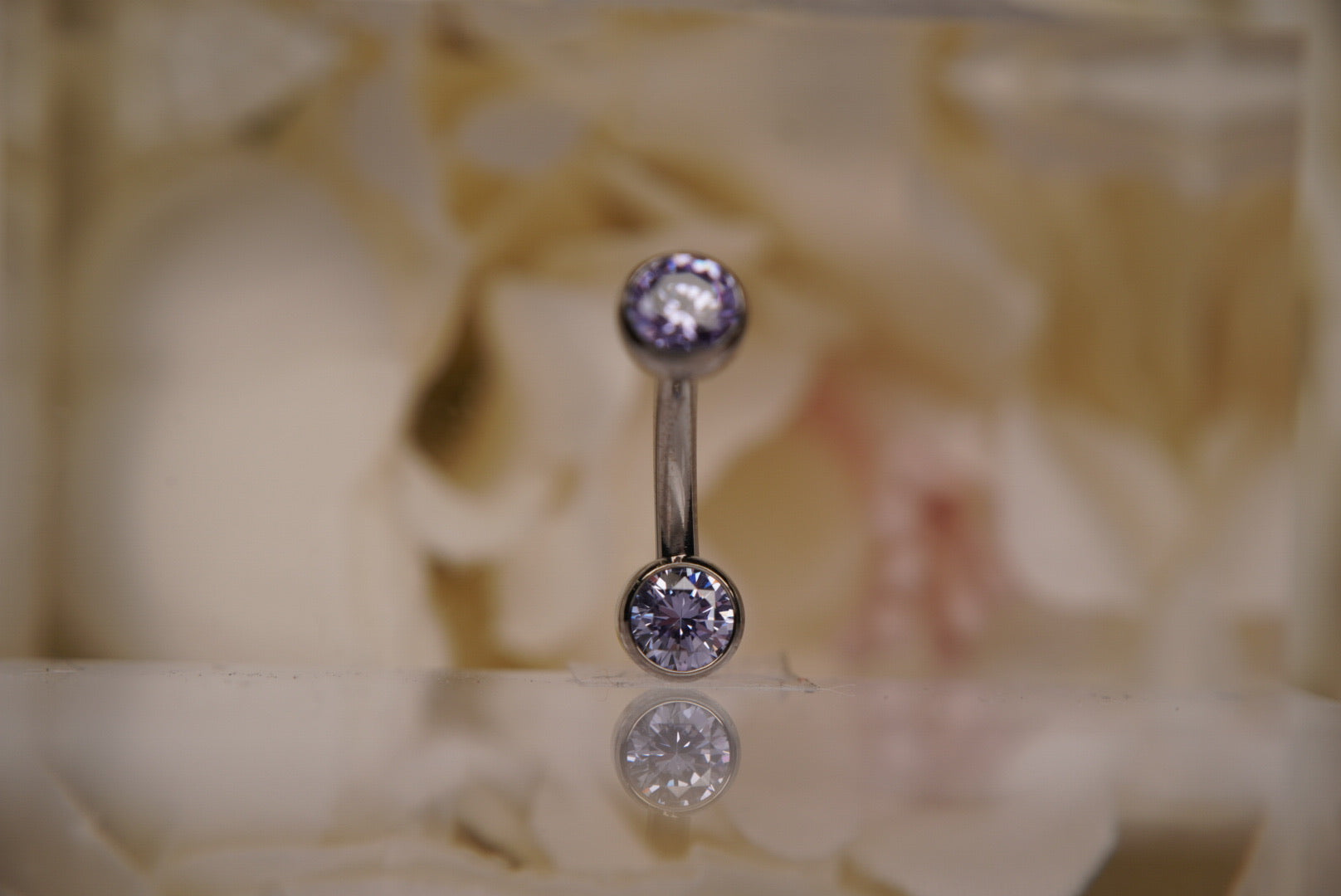 Lavender Crystal Navel in a Bezel Setting (4mm/4mm)