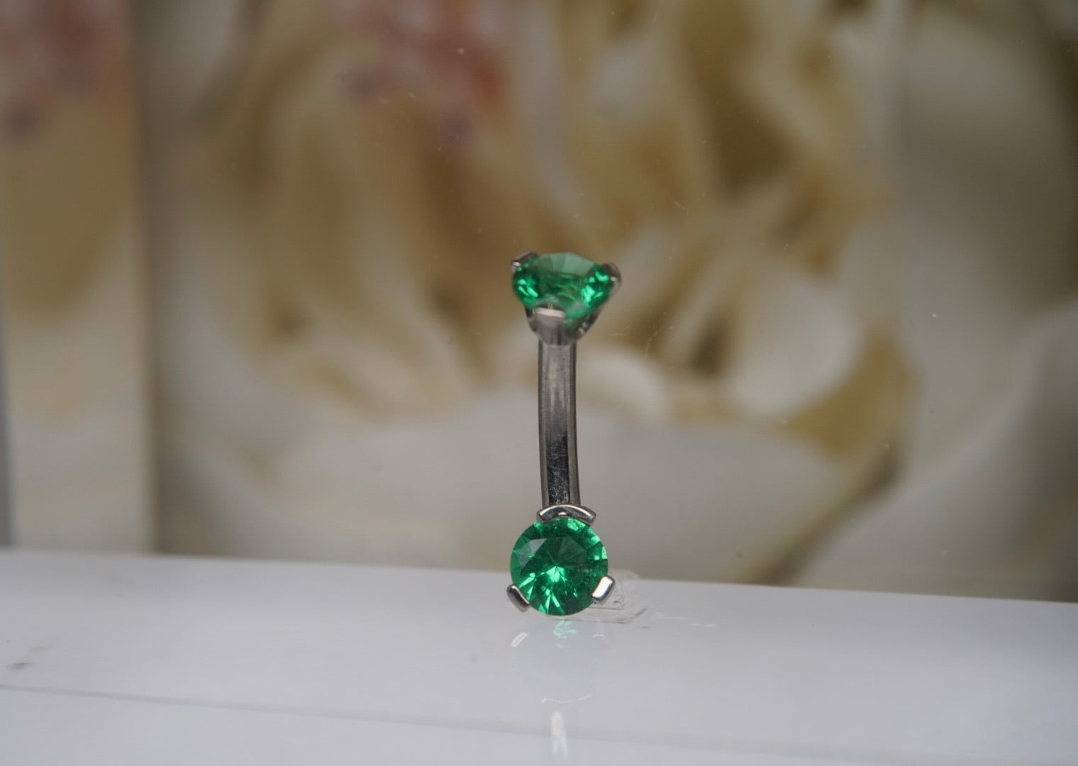 Emerald Green Crystal Navel in a Prong Setting  (4mm/4mm)
