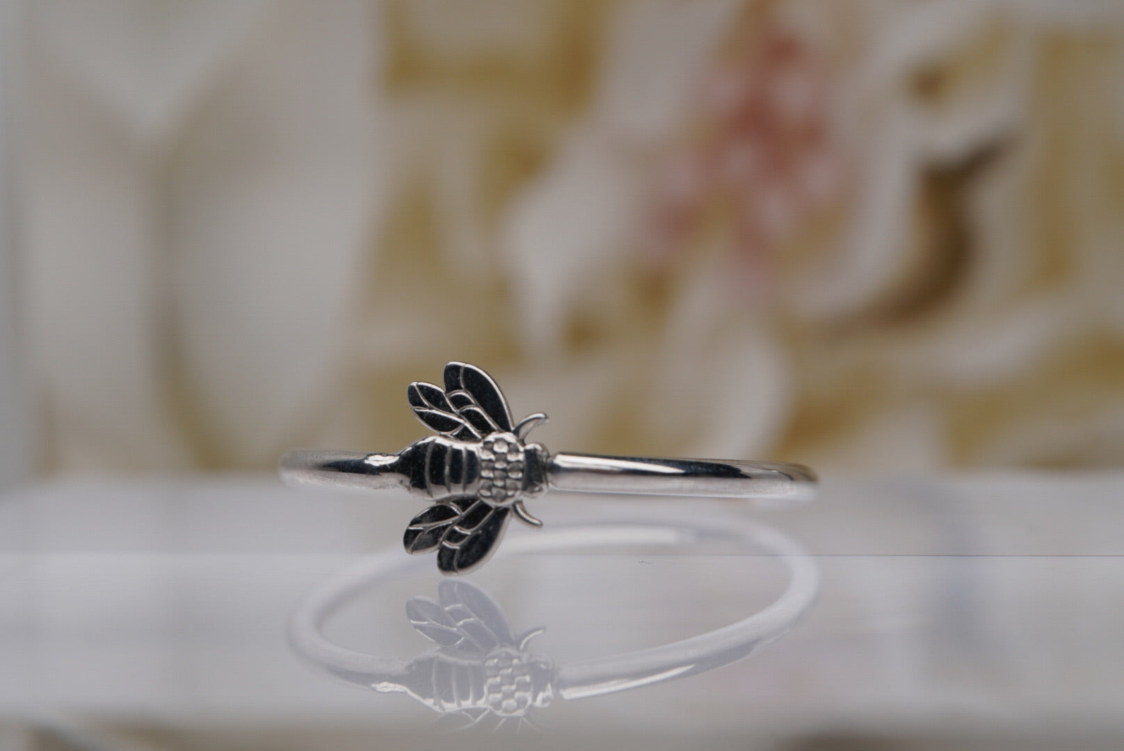 Bee Seamless Ring in White Gold