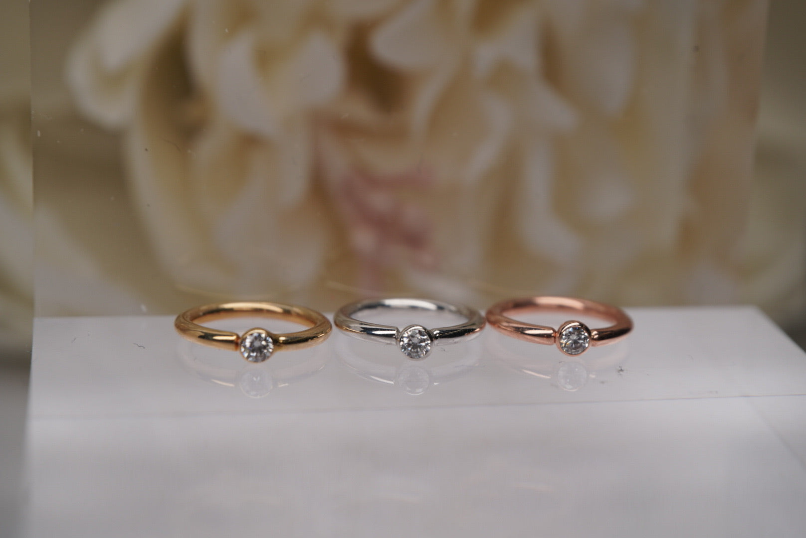 18g Side Facing Gem Ring in Gold