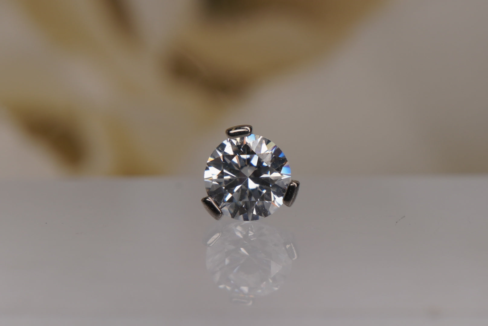 White Crystal Prong-12/14g
