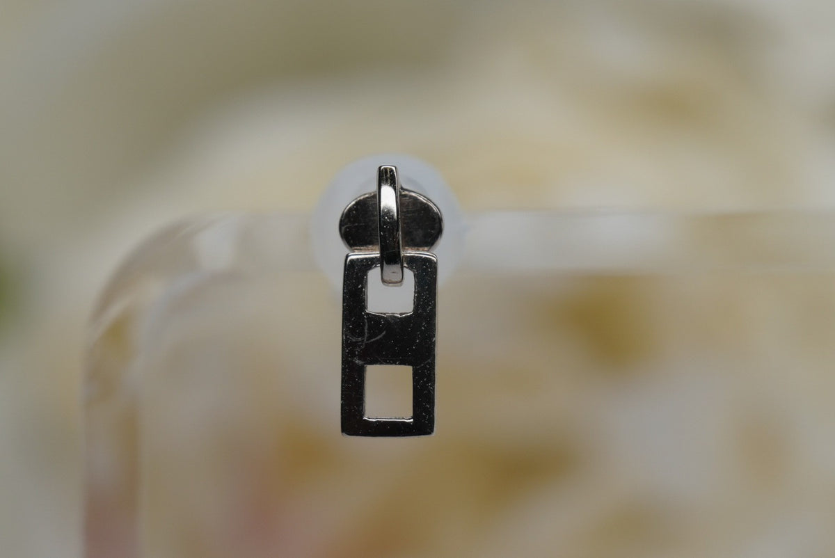 14k Gold 4 x 7.5 mm "Zipper" in white gold,  front view