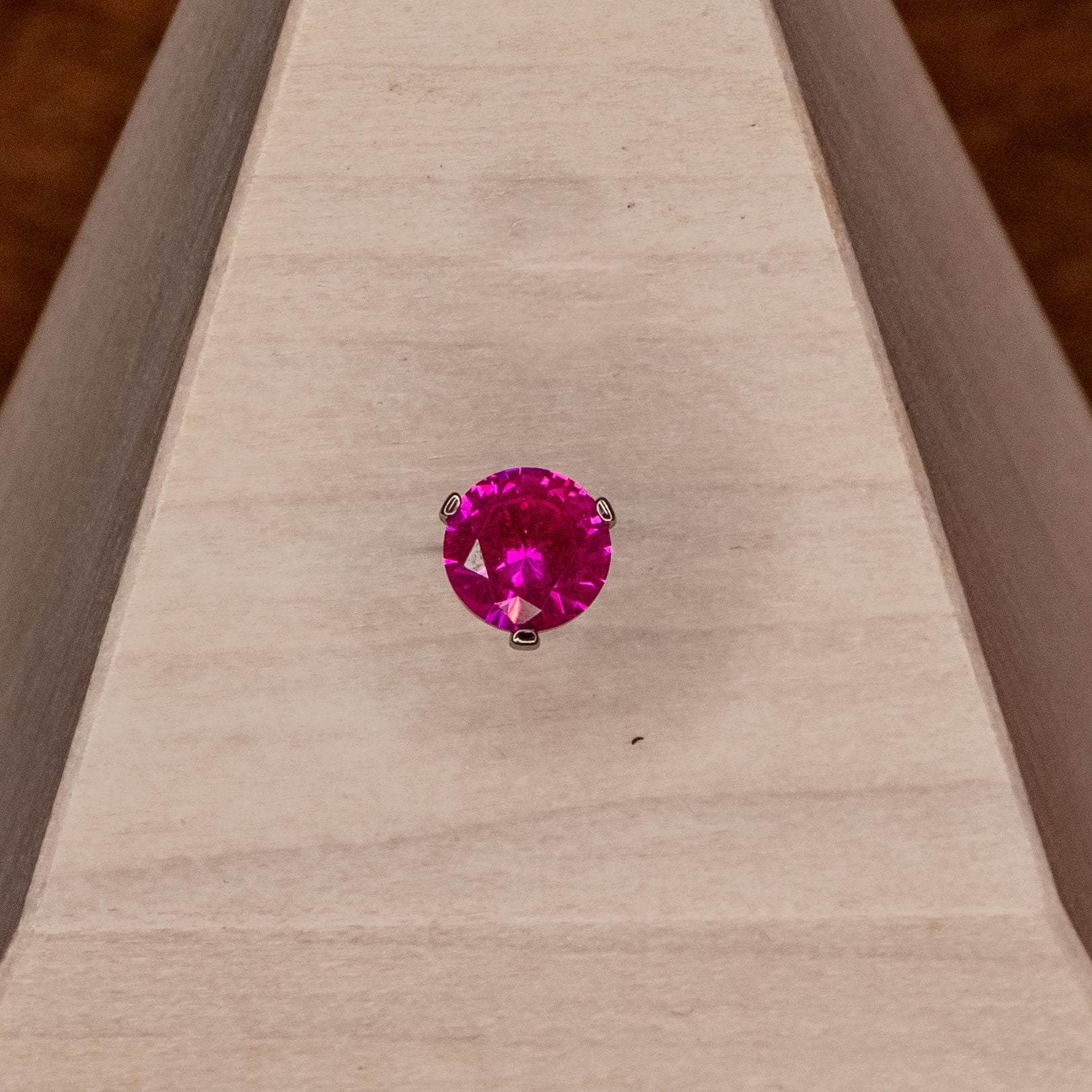 Red Crystal Prong-12/14g