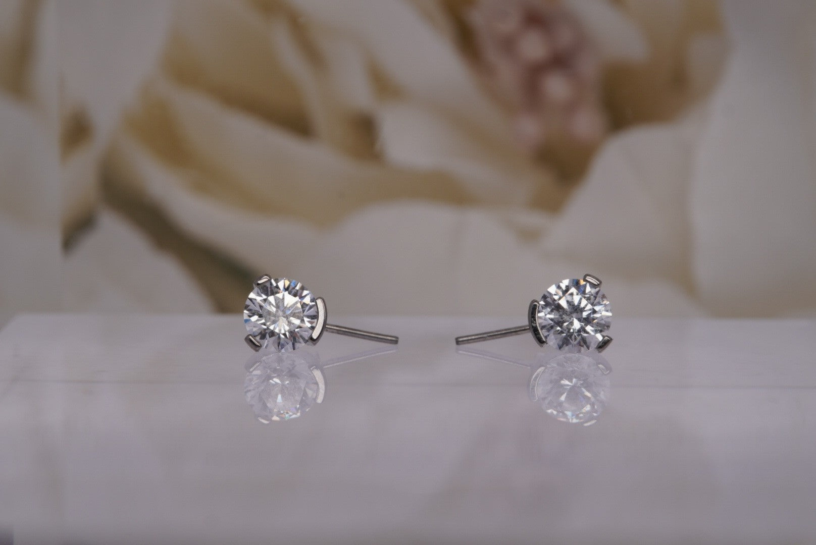 Side Facing Crystal Prong