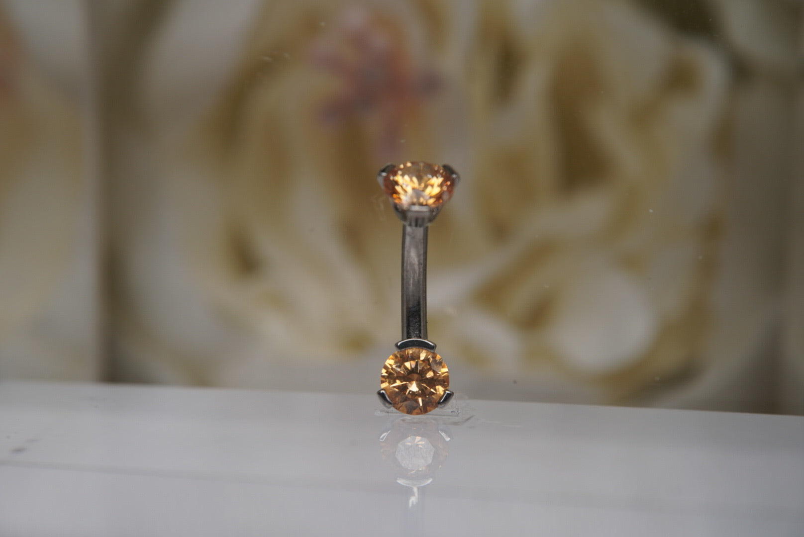 Amber Crystal Navel in a Prong Setting  (4mm/4mm)