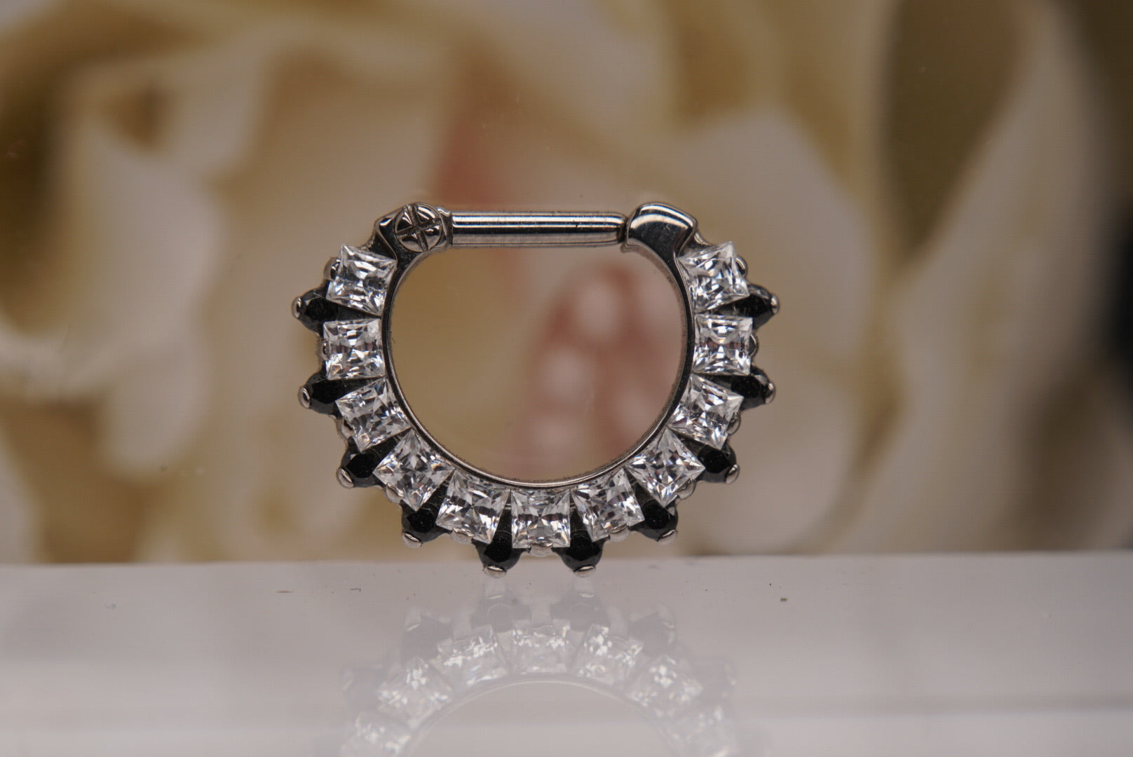 21 Gem Black  & White Crystals Clicker in 16g